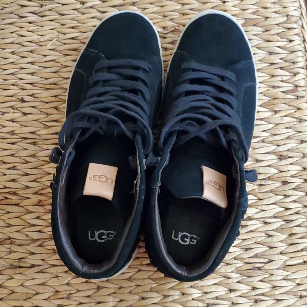 UGGS - Picture 6 of 6